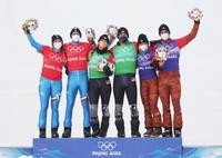 epa09748419 (L-R) Silver medalists Michela Moioli and Omar Visintin of Italy, gold medalistsLindsey Jacobellis and Nick Baumgartner of the USA and bronze medalists Meryeta Odine and Eliot Grondin of Canada pose for photographs after the Mixed Team Snowboard Cross final at the Zhangjiakou Genting Snow Park at the Beijing 2022 Olympic Games, Beijing municipality, China, 12 February 2022.  EPA/MAXIM SHIPENKOV
