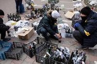 epa09788776 Ukrainians prepare Molotov cocktails in Kiev, Ukraine, 27 February 2022. Russian troops entered Ukraine on 24 February prompting the country's president to declare martial law.  EPA/MIKHAIL PALINCHAK