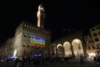 Bandiera della pace proiettata su Palazzo Vecchio a Firenze, 27 febbraio 2022. ANSA/UFFICIO STAMPA COMUNE DI FIRENZE +++ NO SALES, EDITORIAL USE ONLY +++