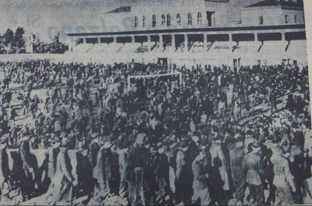 I  militari  italiani rastrellati dai soldati tedeschi e rinchiusi allo stadio Druso dopo l'8 settembre. Finirono nei lager
