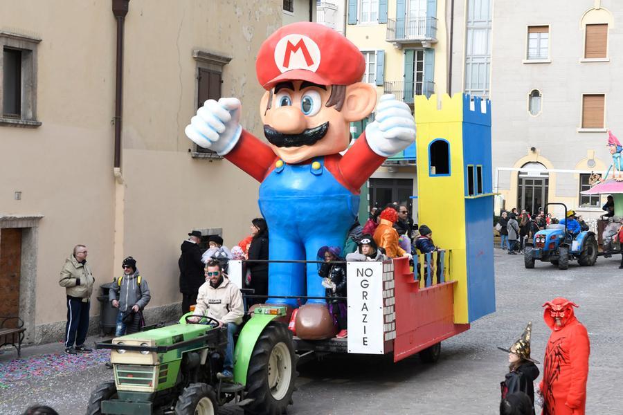 Carnevale, Arco si prende gioco di Riva con il carro Mario Bros - Locale -  Alto Adige