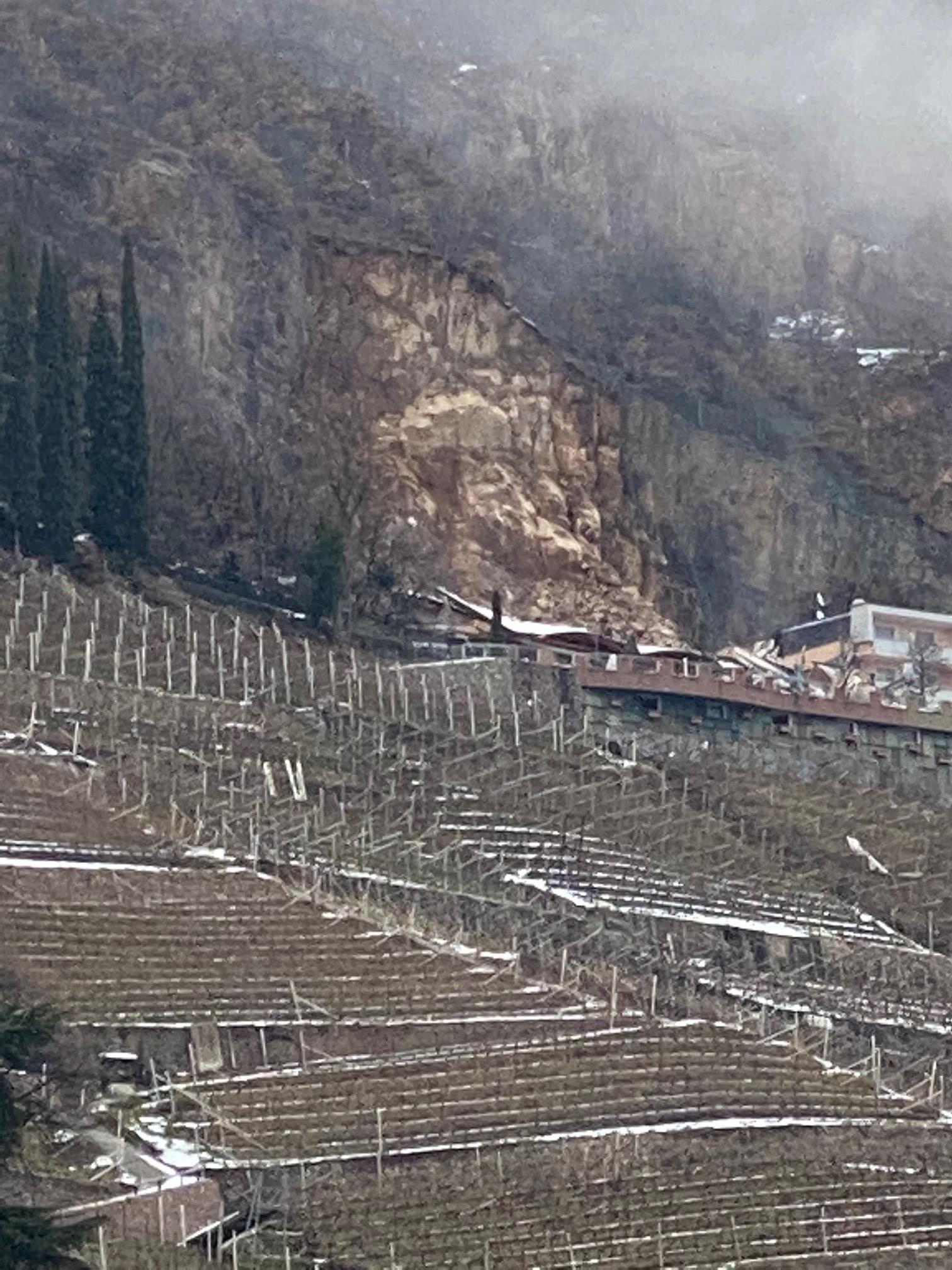 Frana a Bolzano: prima il fumo, poi la devastazione - Locale - Alto Adige
