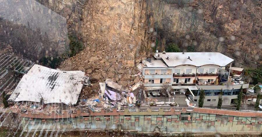 Bolzano, l'hotel Eberle crollato sotto la frana: le immagini realizzate ...