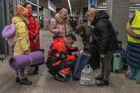 epa09790379 Ukrainian refugees arriving from Kyiv (Kiev) by train get help by the volunteers and other people, at a train station in Warsaw, Poland, 27 February 2022. Poland is expecting thousands of Ukrainian refugees to cross the country's border in the days to come, as about 200,000 had already entered Poland. Russian troops entered Ukraine on 24 February prompting the country's president to declare martial law and triggering a series of severe economic sanctions imposed by Western countries on Russia.  EPA/ROMAN PILIPEY