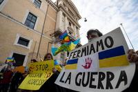Manifestazione contro la guerra in Ucraina. Roma 27 febbraio 2022 
ANSA/MASSIMO PERCOSSI
