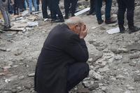 TOPSHOT - A man reacts as people search for survivors through the rubble in Diyarbakir, on February 6, 2023, after a 7.8-magnitude earthquake struck the country's south-east. - At least 284 people died in Turkey and more than 2,300 people were injured in one of Turkey's biggest quakes in at least a century, as search and rescue work continue in several major cities. (Photo by ILYAS AKENGIN / AFP)