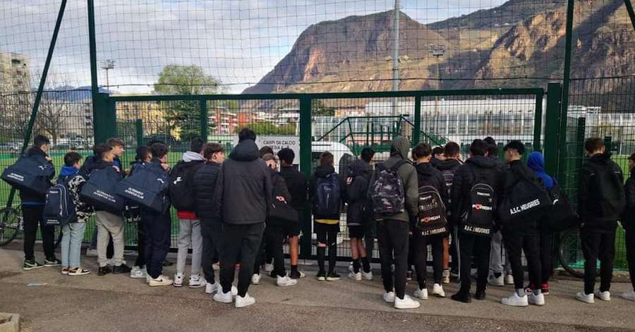 Enfermé hors des terrains de Resia: les footballeurs se déchaînent – Bolzano