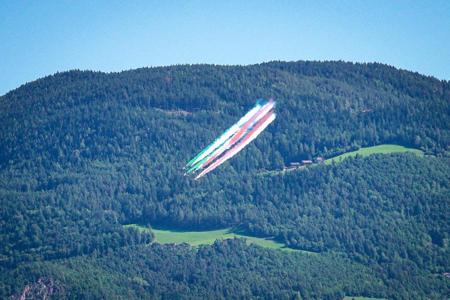 Frecce Tricolori in volo dopo la tragedia: passaggio sopra la città alle 14  - Bolzano - Alto Adige