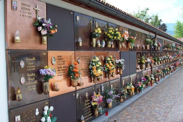 Ladri in azione al cimitero rubati i lumini elettrici - Bolzano - Alto Adige