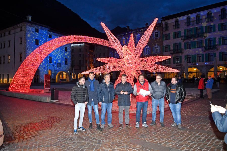 Stella Di Natale Luce.Riva Al Mercatino Di Natale Protagonista Il Gusto Una Stella Di Luce In Piazza Locale Alto Adige