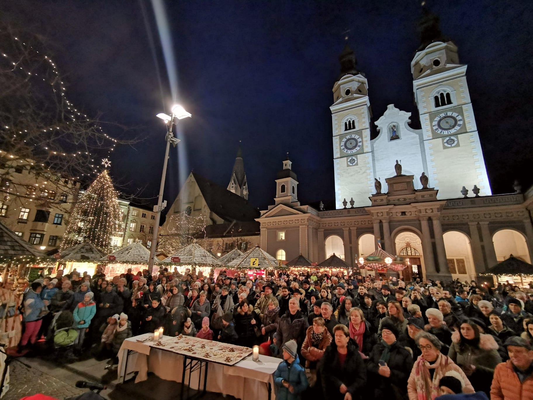 Mercatini Di Natale Bressanone.Grande Festa In Piazza A Bressanone Apre Il Mercatino Di Natale Locale Alto Adige